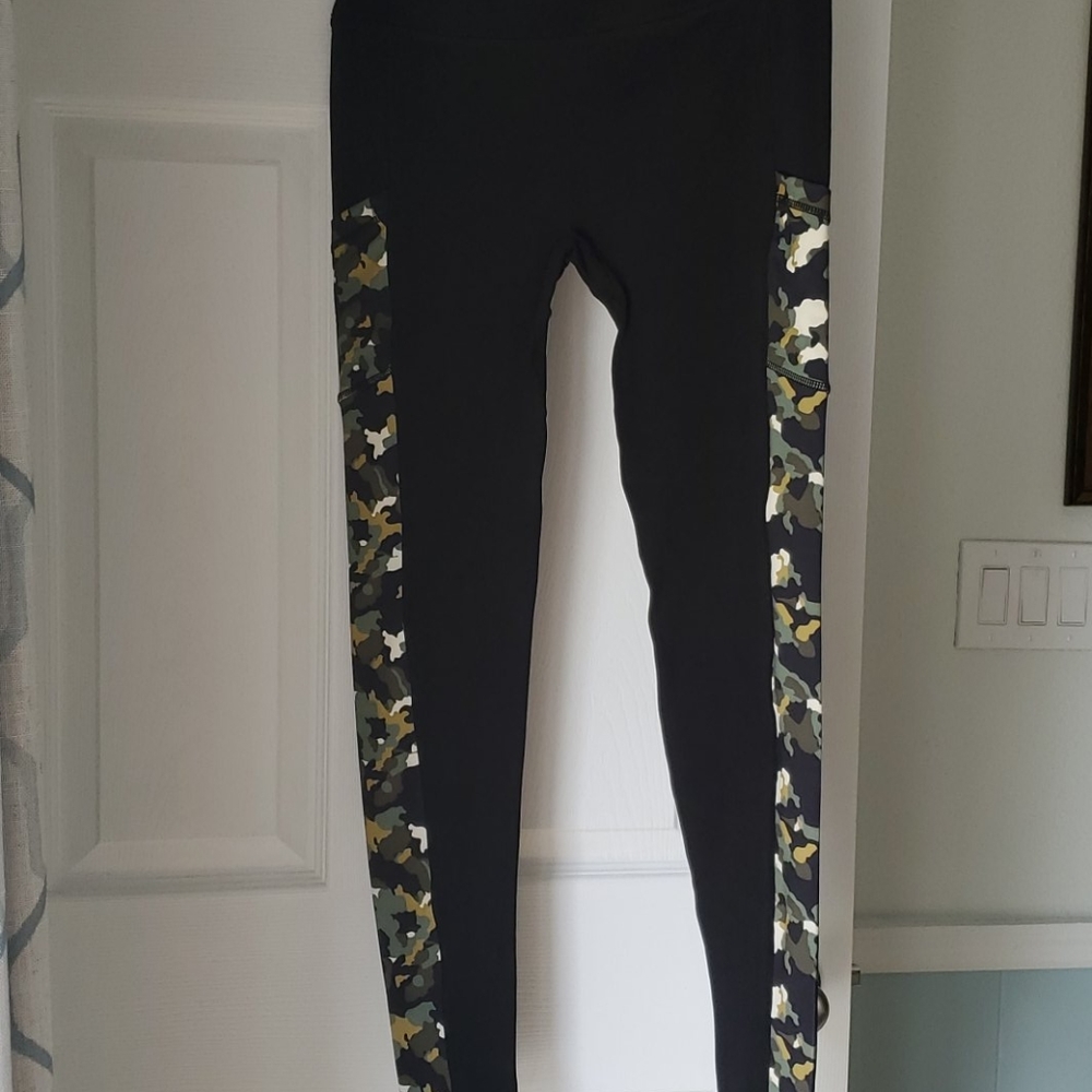 EUC BLACK/CAMO LEGGINGS WITH SIDE POCKET- LARGE